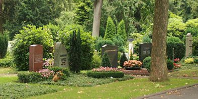 Gräber für Erdbestattung auf dem Friedhof